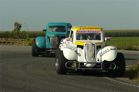 Nicholai Sørensen og Mikkel Johansen var i tæt kamp i Legend Car Cuppen på Ring Djursland Grundlovsdag